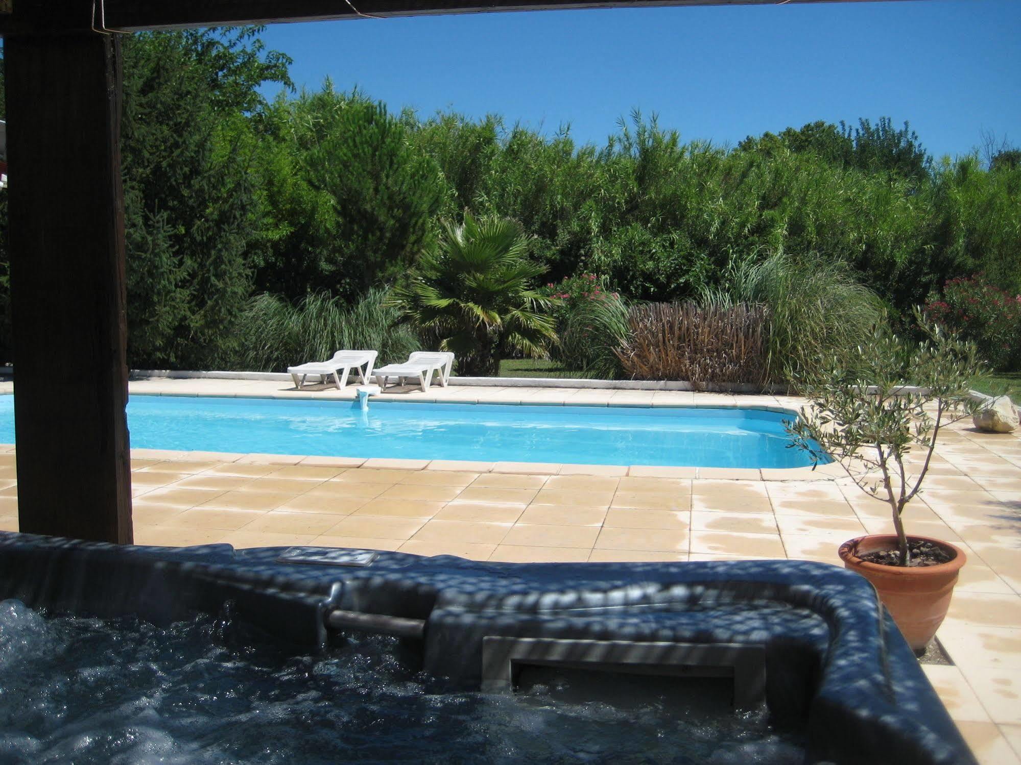 Appart'Hotel Et Chambres Essentiel Spa Arles Dış mekan fotoğraf